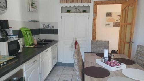 La Maurienne Apartment | APPARTEMENT, LA ROUTE DES GRANDES ALPES , 8 couchages, GARAGE pour motards, cyclistes, POSSIBILITÉ de studios supplémentaires, si plus de 6 pers