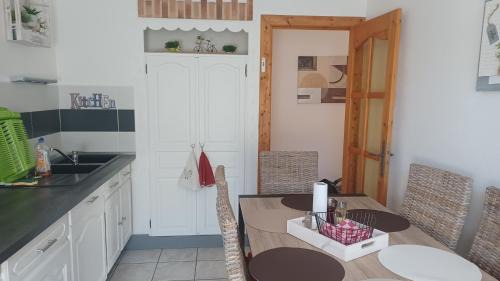 La Maurienne Apartment | APPARTEMENT, LA ROUTE DES GRANDES ALPES , 8 couchages, GARAGE pour motards, cyclistes, POSSIBILITÉ de studios supplémentaires, si plus de 6 pers