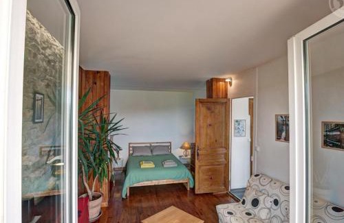 Saint-Genest-Lerpt House | Appartement lumineux avec terrasse et cheminée à Saint-Genest-Lerpt - FR-1-496-287