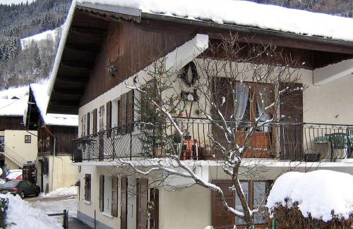 Areches Apartment | Appartement lumineux 75m² pour 4, coeur Arêches, terrasse, 2 chambres, parking privé, proche tout - FR-1-342-236