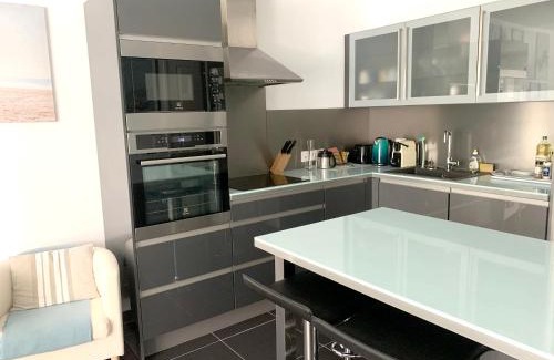 Saint-Victor Apartment | Appartement Moderne à Marseille avec Balcon et Vue sur Jardin