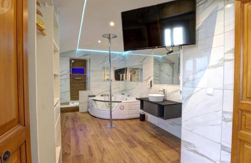 Saint-Chamond Apartment | Appartement moderne avec parking, wifi et climatisation - FR-1-496-269