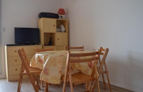 Les Angles Apartment | Appartement rénové de 2 pièces au calme, proche des commerces et navette gratuite, parking inclus - FR-1-593-105