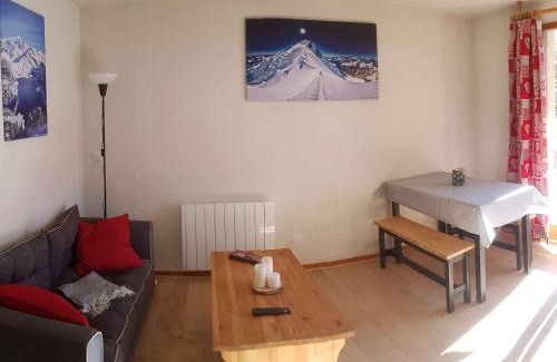 Areches Apartment | Appartement rénové au cœur d'Arêches-Beaufort, proche pistes, balcon plein sud, piscine, pour 4 pers. - FR-1-342-167