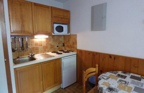 Le Chinaillon Apartment | Appartement skis aux pieds, cosy 2 pièces, terrasse Sud/Est, 1er étage, idéal pour 4 personnes - FR-1-458-131