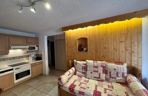 Meribel Centre Apartment | Appartement spacieux au cœur de Méribel, proche des pistes avec balcon et TV - FR-1-688-40