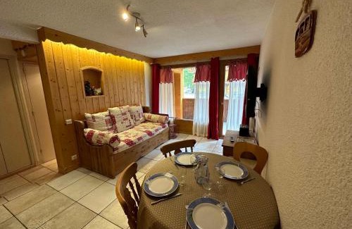 Meribel Centre Apartment | Appartement spacieux au cœur de Méribel, proche des pistes avec balcon et TV - FR-1-688-40