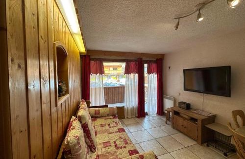 Meribel Centre Apartment | Appartement spacieux au cœur de Méribel, proche des pistes avec balcon et TV - FR-1-688-40