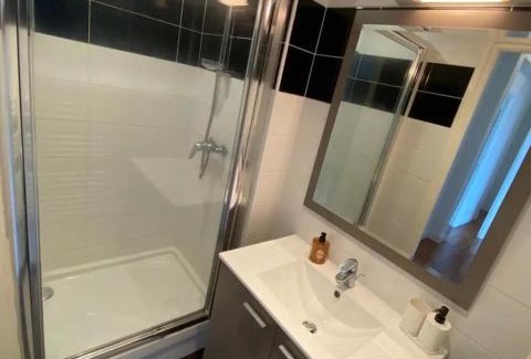 Rive Droite Apartment | Appartement spacieux avec balcon et parking