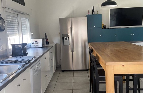 Sarrians Apartment | Appartement Spacieux Calme Centre Village Avec Terrasse et Cour