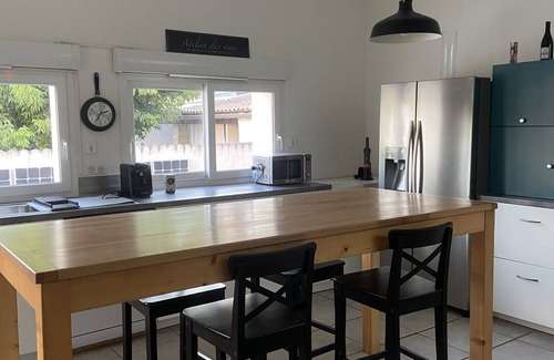 Sarrians Apartment | Appartement Spacieux Calme Centre Village Avec Terrasse et Cour