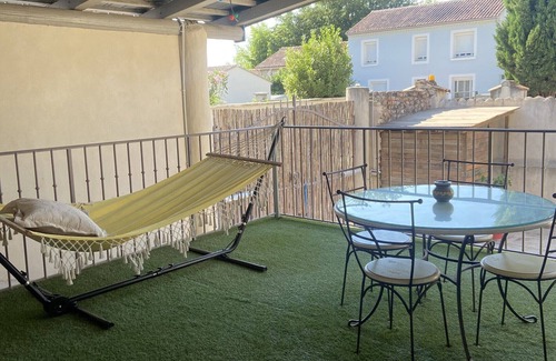 Sarrians Apartment | Appartement Spacieux Calme Centre Village Avec Terrasse et Cour