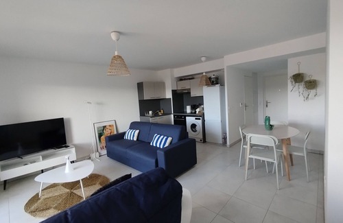 Cogolin Apartment | Appartement spacieux, lumineux, terrasse, mer 15'.