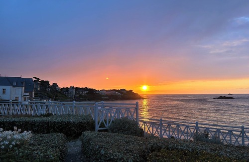 Dinard Apartment | Appartement vue sur mer Accès Direct à la Plage de St Enogat