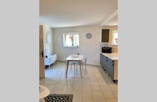 Macon Apartment | Appt 1 à 4 pers Cocoon,1,500 km sortie auto, 3 km Ctre Mâcon, PKG cour privée