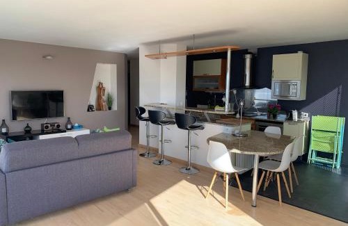 Royan Apartment | Appt 4 pers, centre-ville tout à pieds, plage 300m, aperçu mer, très calme parking privé, possibilité garage et location vélos électriques