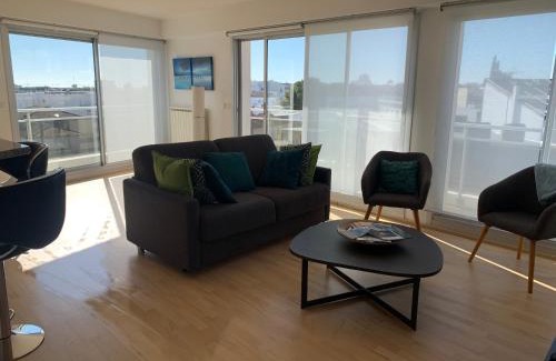 Royan Apartment | Appt 4 pers, centre-ville tout à pieds, plage 300m, aperçu mer, très calme parking privé, possibilité garage et location vélos électriques