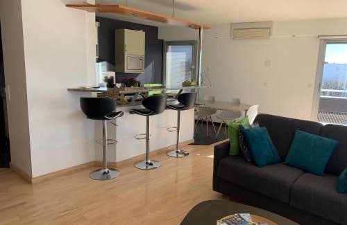 Royan Apartment | Appt 4 pers, centre-ville tout à pieds, plage 300m, aperçu mer, très calme parking privé, possibilité garage et location vélos électriques