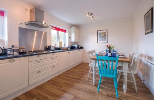 Aldeburgh House | April Cottage, Aldeburgh - Close to Aldeburgh beach and High Street - Managed by Aldeburgh Coastal Cottages