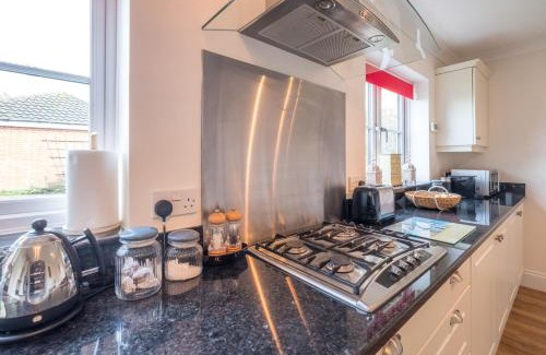 Aldeburgh House | April Cottage, Aldeburgh - Close to Aldeburgh beach and High Street - Managed by Aldeburgh Coastal Cottages