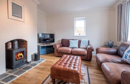 Aldeburgh House | April Cottage, Aldeburgh - Close to Aldeburgh beach and High Street - Managed by Aldeburgh Coastal Cottages