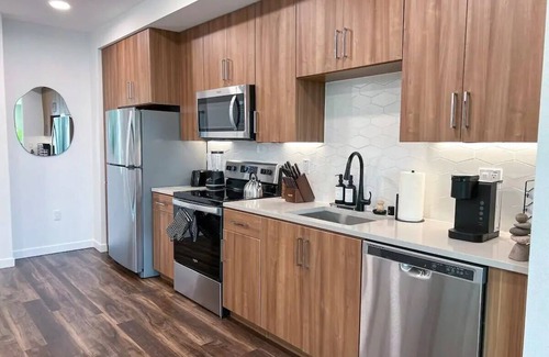 Rossmoyne Apartment | Aprt. Mid- Wilshire - Wake up to iconic views of downtown Los Angeles