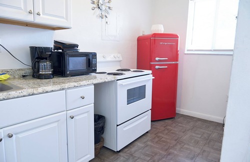 Overtown Apartment | "Apt 202: Near Cruise Port, 5 Min to Downtown, 4 Min to Trains & 14Min to Airp"