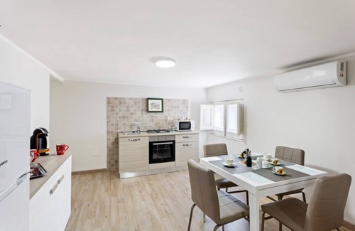 Borgo-Sanzio Apartment | APT 5 minutes walk from Villa Bellini! x4