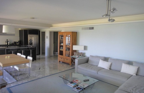 Cap-d'Antibes Apartment | APT in Cap d'Antibes near beach, restaurants & shops