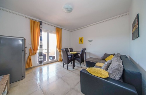 Palit Apartment | Apt Lemon - Beautiful house in green with outdoor pool and barbecue area
