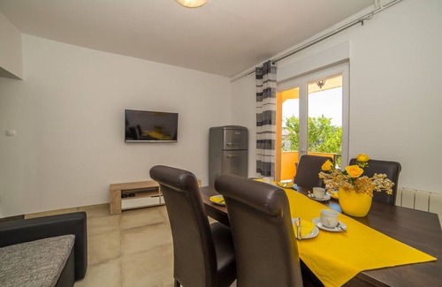 Palit Apartment | Apt Lemon - Beautiful house in green with outdoor pool and barbecue area
