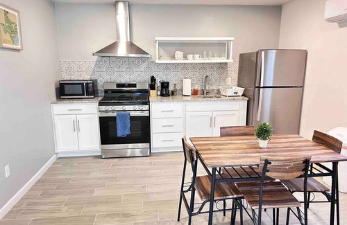 El Paso Apartment | Apt Monroe III, Cozy Modern Stay - Fast Wifi