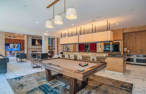 Orange Heights Apartment | Apt Near Attractions | Pool, Gym, Parking & W/D