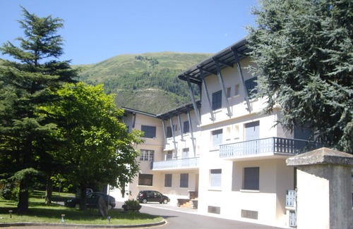 Vignec Apartment | Apt with bright living room on ground floor 500 m from cable cars, thermal baths and St Lary village