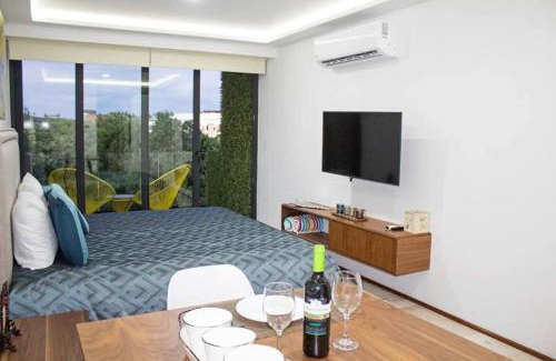 Downtown Apartment | Apts 200m from beach sleeps 10
