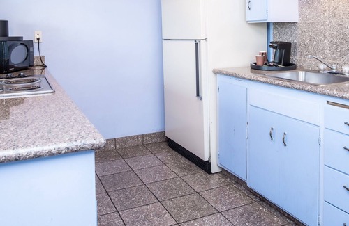 Beach Hill - Beach Flats Hotel | Aqua Breeze Inn