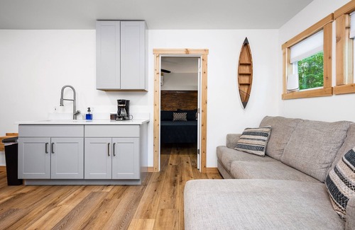 Mayfield House | Arbutus Lake | King Suite | Pontoon Rentals