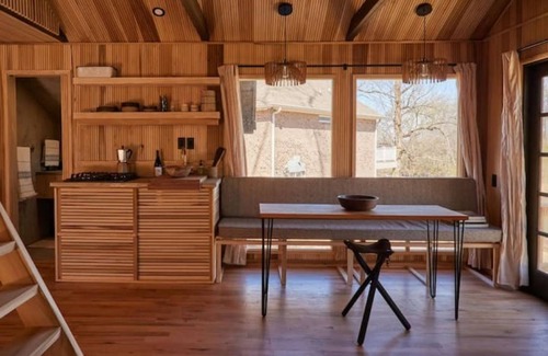 Florence Cabin | Architectural Lakeside Experience at Poplar Cabin