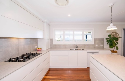 Moore Creek House | Ardington - 4-Bed Pet-Friendly with Pool