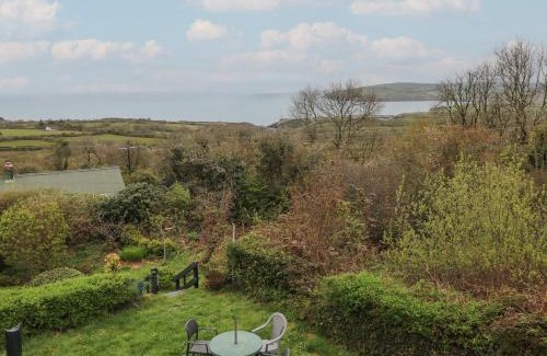 Dinas Cross House | Arfron