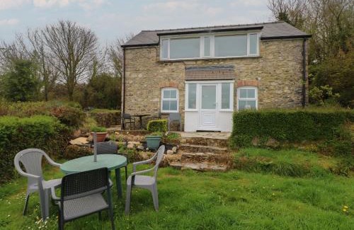 Dinas Cross House | Arfron