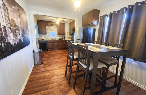 South Arlington House | ARLINGTON HOUSE NEAR THE STADIUM!