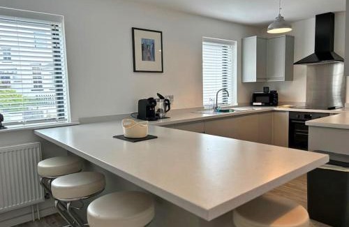 Hele House | Armada Close - 3 Story Home Close to Tunnels Beach