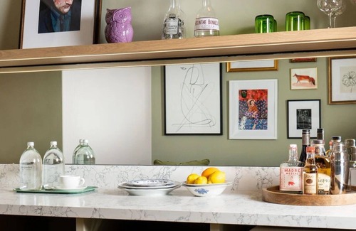 Hyde Park Hotel | Art Deco Room With Kitchenette, Onsite Parking, Pets Are Welcome!