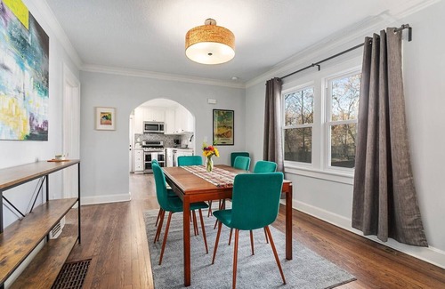 Ward Parkway House | Art Filled 3bd Cozy Waldo Home in KCMO