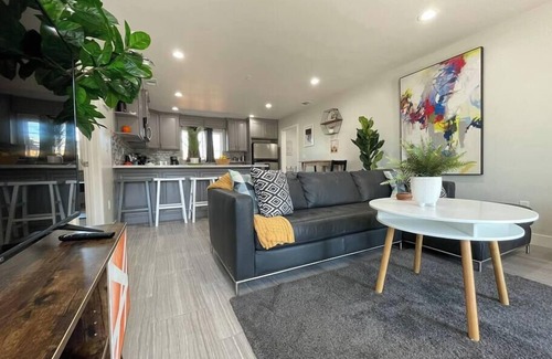 Southeastern Sacramento House | ART HOUSE, king beds near the breweries