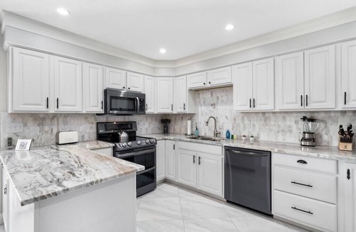 Cox Heights House | Art Lovers' Retreat |Pool-Golf-Minutes to Old Town