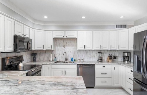 Cox Heights House | Art Lovers' Retreat |Pool-Golf-Minutes to Old Town