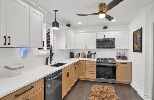 Detroit House | Art meets Hospitality, conveniently located near downtown Detroit! 3BD & 1.5BA