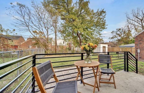 Detroit House | Art meets Hospitality, conveniently located near downtown Detroit! 3BD & 1.5BA